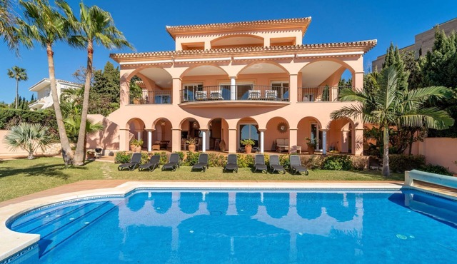 Luxuriöse Villa mit beheiztem Pool und Whirlpool by Interhome