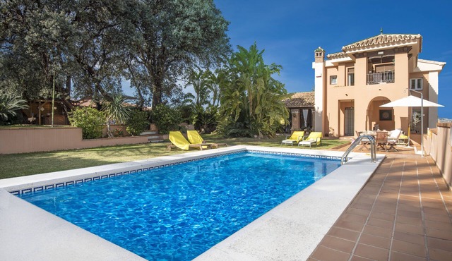 Luxurious Andalusian villa with private pool and garden just 20 minutes from the