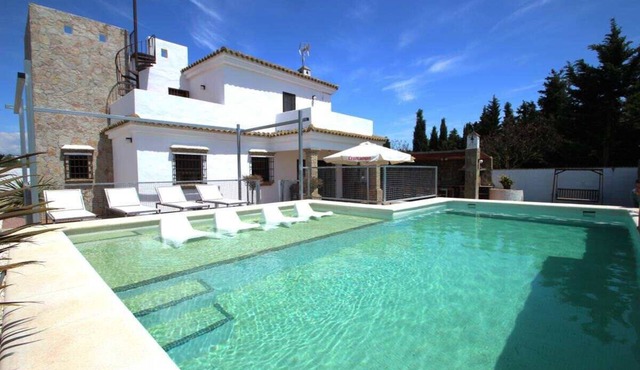 luxurious villa in quiet surrounding for 6 guests with large pool and precious terraces and nice bbq-area and seaview in the distance