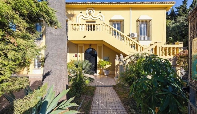 Luxury 12p Villa: Private Pool & 5 Bathrooms | 150m to Beach & La Cala