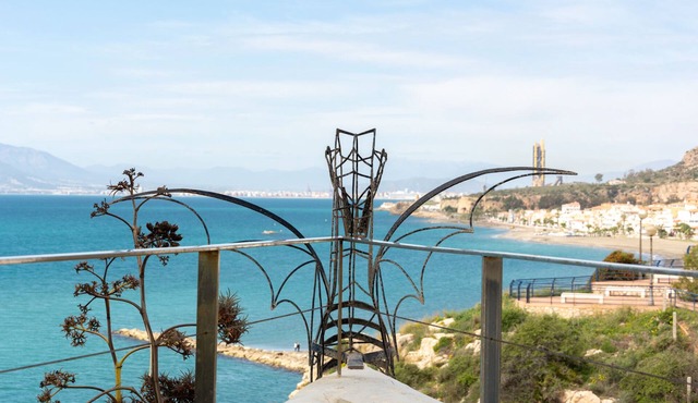 Luxury 5 Bedroom Villa With Large Shaded Garden, 12M Pool & Panoramic Sea Views