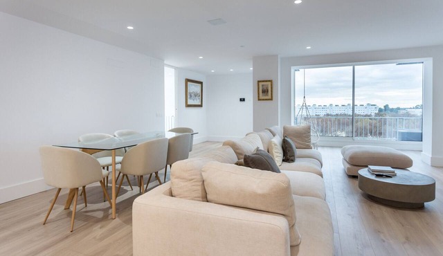 Luxury apartment for 6 with private parking