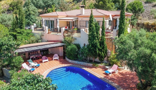 Luxury detached villa with pool and stunning sea views (30 min from Malaga)