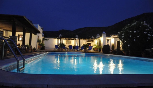 Luxury villa, 2 pools, jacuzzi, wifi, equestrian