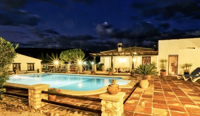 Luxury holiday retreat, 2 swimming pools, jacuzzi, free fast Wi-Fi, Equestrian.