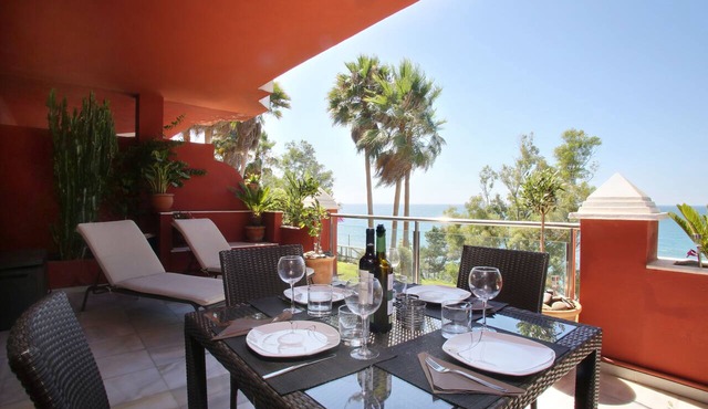 Luxury front line 2 bedroom apartment with magnificent seaviews