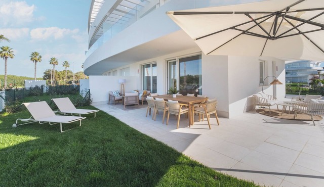 Luxury ground-floor apartment with private garden, just 3 minutes from the beach