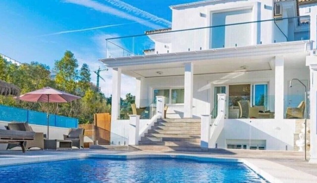 Luxury Private Villa Vetori, Heated Swimming Pool, 6 Beds, Bar, Pool Table BBQ in Benalmádena