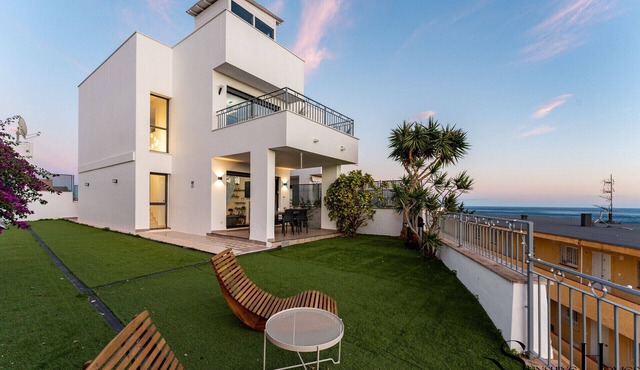 Luxury townhouse with rooftop Sauna & Jacuzzi REF062
