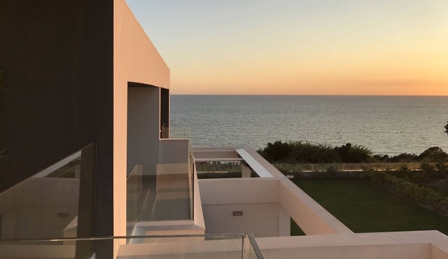 Luxury villa, 225 m2, with sea views, in exclusive urbanization