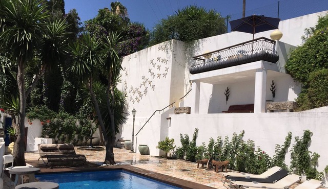 Luxury Villa located in a quiet area, private pool, beautiful garden, cinema TV