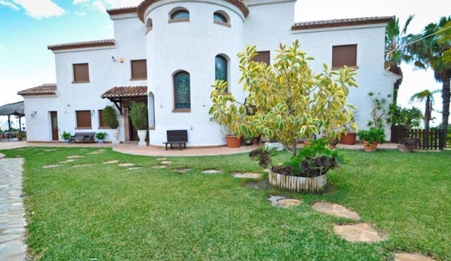 Luxury villa private pool, jacuzzi, bbq and garden