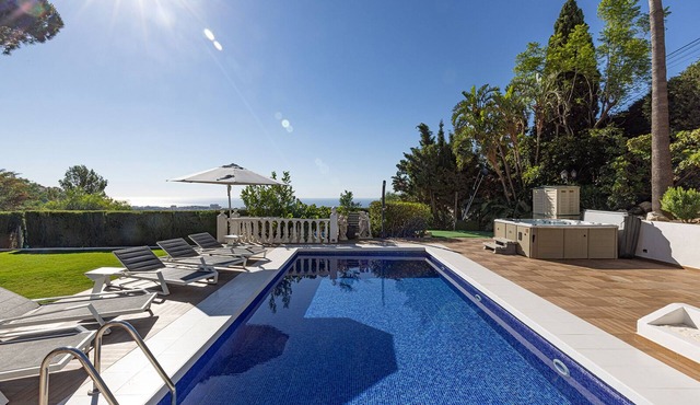 Luxury villa with beautiful sea view & jacuzzi