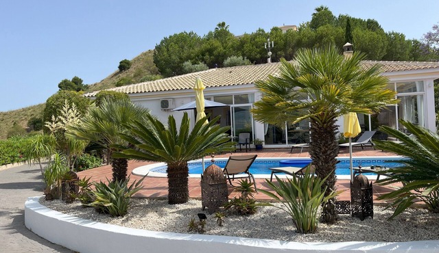 Luxury villa with great views - private pool - large winter garden