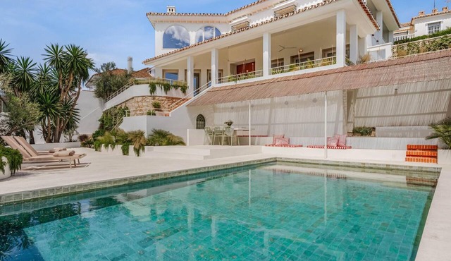 Luxury villa with panoramic views - 10 guests in Málaga