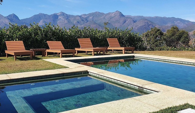 Magnificent views, 3 suites, pool w/heated tub in Petrópolis