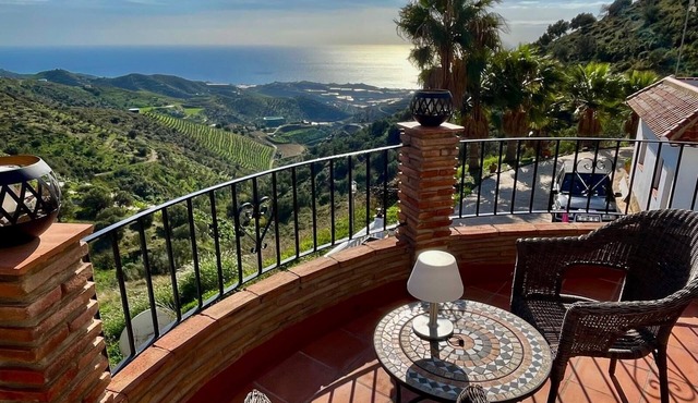 Meerblick und Bergblick. Ferienunterkunft in Malaga/sayalonga. Apartment