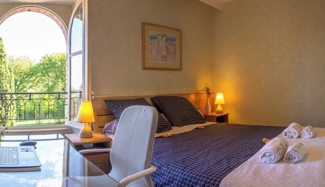 Middle room with shared bathroom in Auch