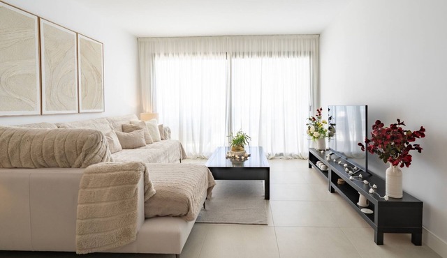 Modern 2 Bedroom Apartment with Panoramic Sea Views
