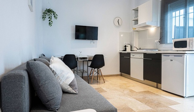 Modern apartment right by the beach (400 metres). % Weekly Discounts. New