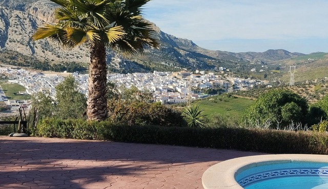Modern Villa with fantastic scenic views, 1km to village. Near Caminito de Rey n