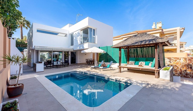 Modern villa in Playamar for 10