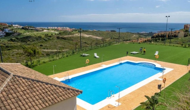 New and bright 3 bed apartment, 3min drive from an ecological reserved beach.