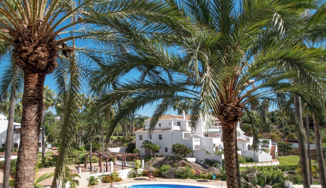 Njut av havsutsikt, tropisk grönska och gångavstånd till havet och Nerja stad.