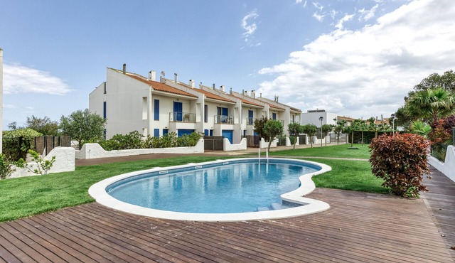 Oasis Premium Costa Brava – Apartment with Garden, Pool, and Beach 50 m Away in Mas Pinell