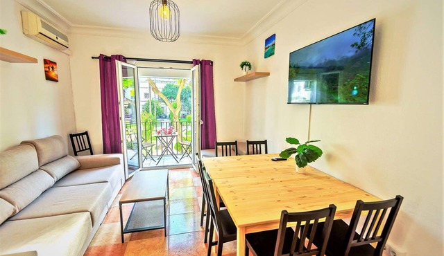 On the Beatiful Square & Park, Premium Location with Bars and Restaurants nearby
