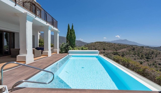 Panoramic views · Heated pool · 5-bedroom villa in Benahavís