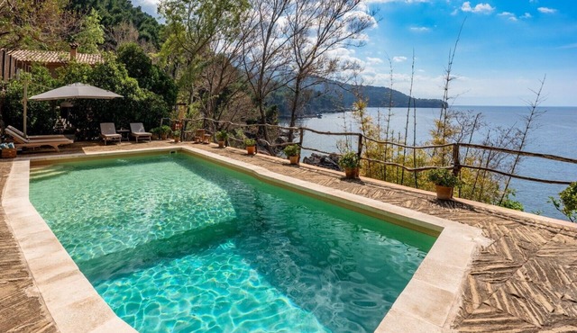 Paradise seafront villa in the idyllic Deia coast. in Sóller