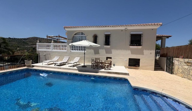Peaceful Monda Farm, with private pool, mountain views and free parking ! 15 mins from Marbella