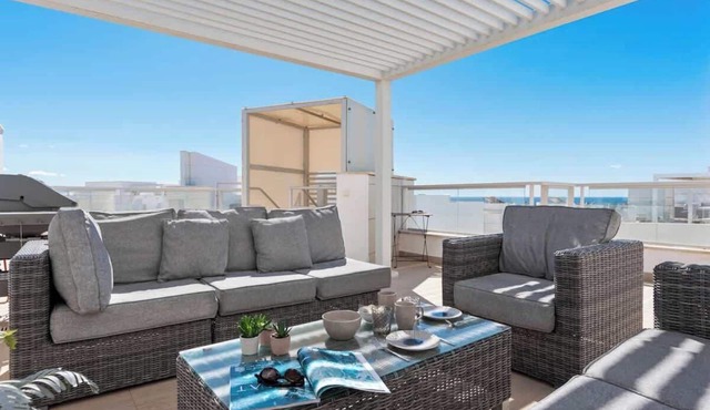 Penthouse with sea views in San Pedro de Alcántara by Costarentals - Ref M34
