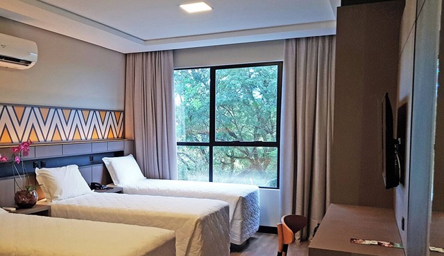 Pet Friendly Group Stay w/Pool, Shuttle, Gym and Breakfast! 2 Cozy Units in Paraná