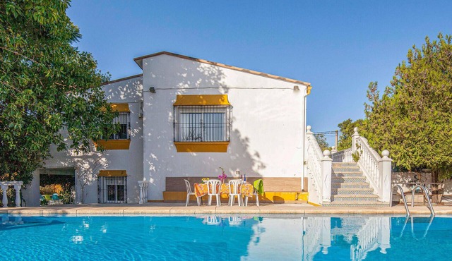 Pet friendly home in Tomares
