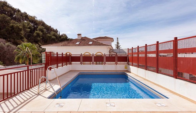 Piscina, patio privado y aparcamiento