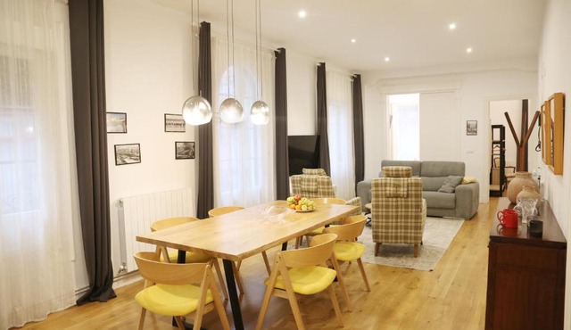 PISO EXCLUSIVO FRENTE AL CASCO VIEJO CON PARKING GRATIs