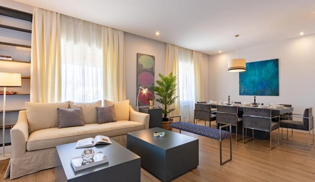 Plaza de España Deluxe Suites by Valcambre