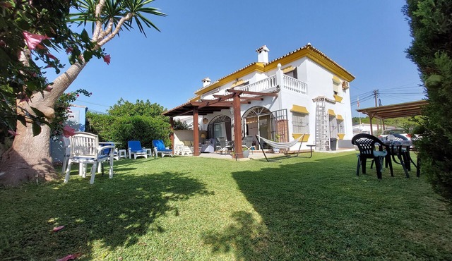 Precioso chalet frente al mar y cerca de campos de golf in La Cala de Mijas