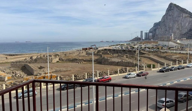 Primera línea de playa y Gibraltar a 5 minutos