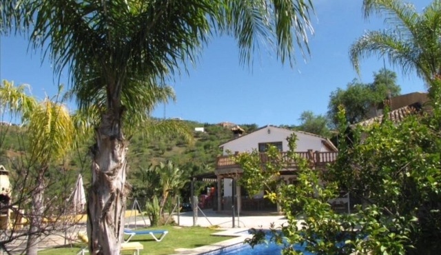 Private villa with jacuzzi in Guaro