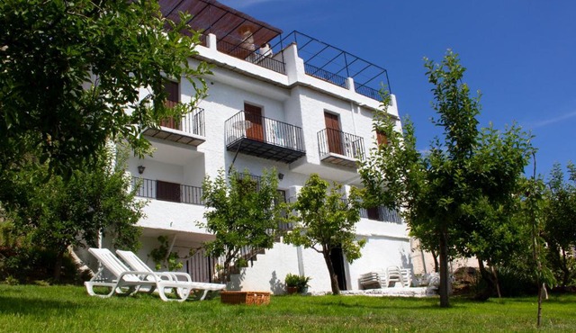 Puerta Bubión Apartamentos