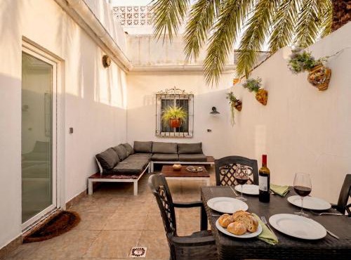 Quiet 3-bedroom house near Town Hall & Centre