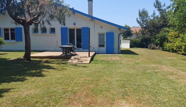Quiet house in large enclosed garden with trees in Labenne