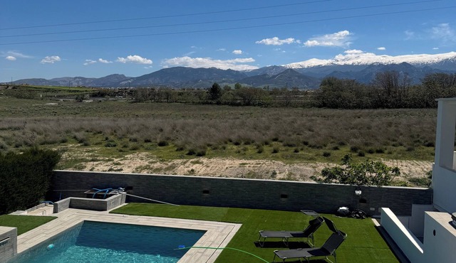 Relax at Villa Baena: pool, jacuzzi and total privacy