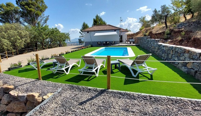 Relax en El Paraiso de Nitram y su Piscina de Agua Salada a los Pies del Algarin