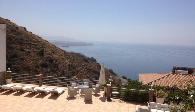 Relax & enjoy the beautiful seaviews! Villa with private pool. Walk 2 the beach.