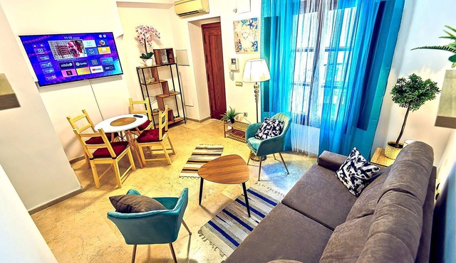 Right in the Historical Downtown - The Best Location with Bars & Restaurants all around