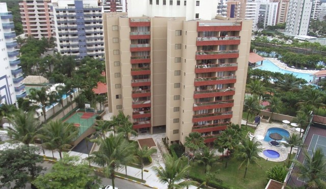 Riviera apartment, 50m from the beach 3 bedrooms 2bh, living room 2 rooms, balcony, air conditioning, wi-fi in Bertioga